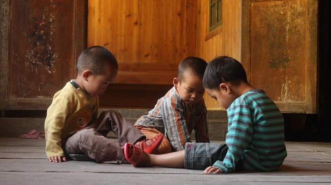 Những đứa trẻ bị bỏ lại ở nông thôn Trung Quốc. Ảnh: People's Daily