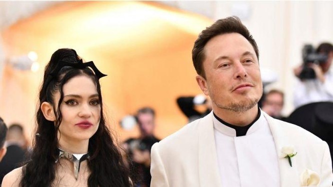 Elon Musk và bạn gái Grimes. 