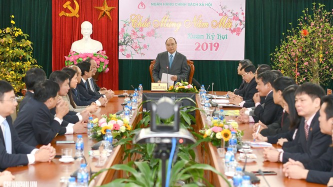 Thủ tướng Nguyễn Xuân Phúc đã đến thăm, gặp mặt cán bộ, người lao động Ngân hàng Chính sách Xã hội nhân dịp năm mới (Ảnh: VGP)