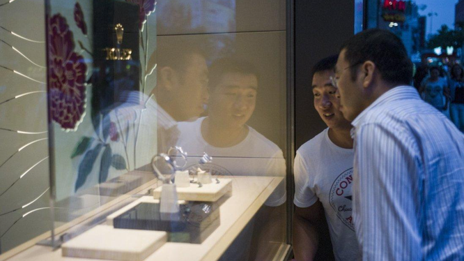 Nhiều người giàu ở Trung Quốc bán hết những chiếc đồng hồ Rolex đắt tiền mà họ rất yêu thích (Ảnh: AFP)