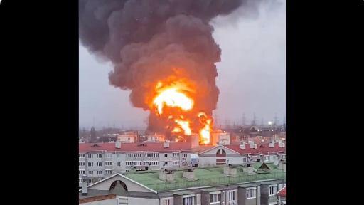 Hình ảnh cột khói bốc lên dữ dội từ kho nhiên liệu của Nga ở biên giới