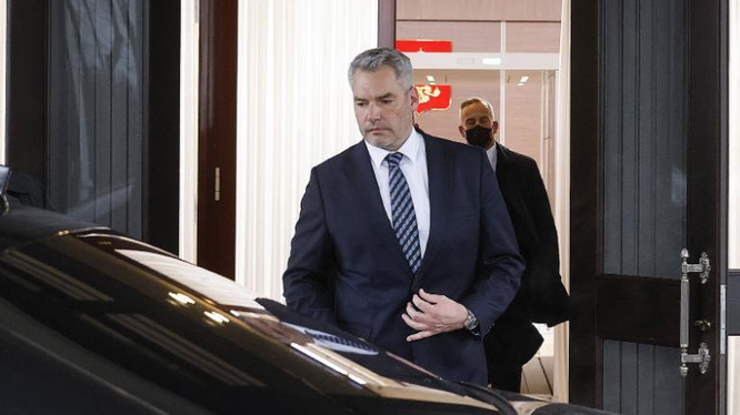 Thủ tướng Áo Karl Nehammer rời đi sau cuộc gặp với Tổng thống Nga Vladimir Putin