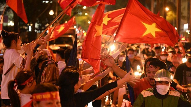 U23 Việt Nam giành HCV SEA Games, nhuộm đỏ cả đường phố