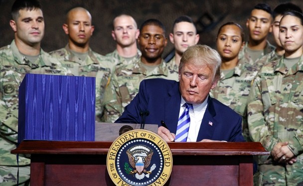 Tổng thống Donald Trump ký Luật ủy quyền quốc phòng 2019 tại căn cứ quân sự Fort Drum ở bang New York 