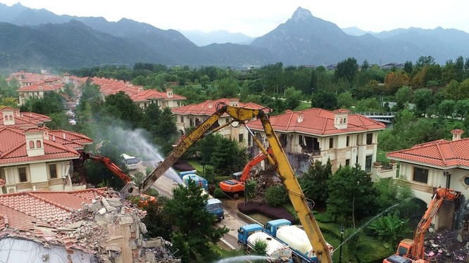 Hàng trăm biệt thự xây dựng trái phép ở Tần Lĩnh đang bị phá dỡ, điều kỳ quặc là nhiều tòa nhà đắt tiền này không có ai nhận là chủ nhân.