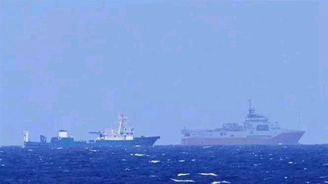 Tàu "Địa chất biển - 8" của Trung Quốc (trước) cùng tàu hộ tống hoạt động thăm dò trái phép trong vùng biển thuộc vùng đặc quyền kinh tế của Việt Nam 