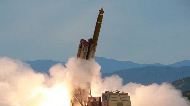 Ngày 24/8, Triều Tiên tuyên bố đã phóng thử thành công loại “pháo phản lực đa nòng siêu lớn” 