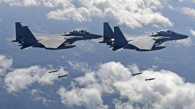 Quân đội Hàn Quốc huy động máy bay F-15K tham gia tập trận ở đảo Dokdo/Takeshima. Ảnh: RTI