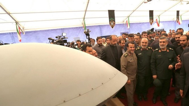 Các tướng lĩnh và quan chức Iran tham quan các hiện vật được trưng bày