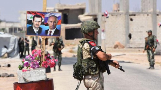Ngày 15/10, quân đội Nga đã tiến vào chiếm giữ các thành phố ở Bắc Syria sau khi quân Mỹ rút. Ảnh: quân cảnh Nga ở Manbij.