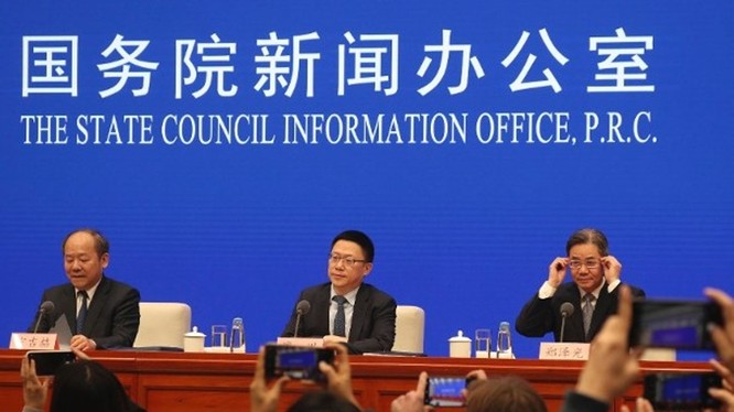 Các quan chức Trung Quốc tham gia cuộc họp báo nửa đêm 13/12 thông báo kết quả thỏa thuận với Mỹ về hiệp định thương mại giai đoạn đầu.