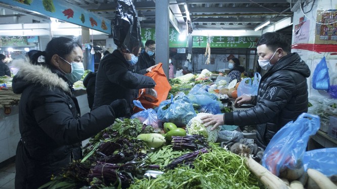 Dân chúng Vũ Hán đổ xô đến các siêu thị mua tích trữ hàng hóa sau khi có lệnh đóng cửa thành phố (Ảnh: Tân Hoa xã)