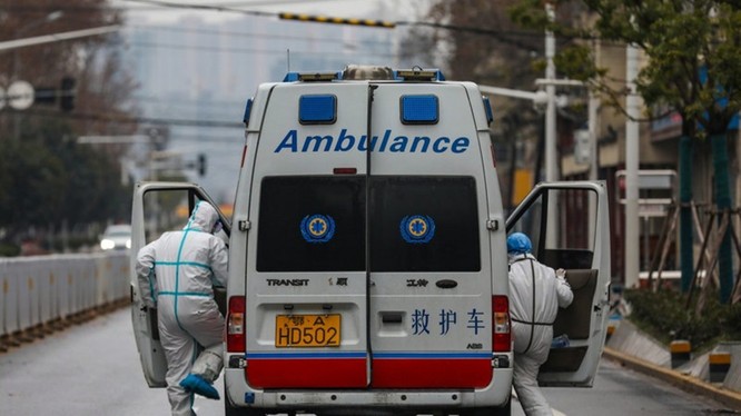 Tình hình lây lan dịch bệnh ở Vũ Hán vẫn rất phức tạp, xe cứu thương đi gom người bệnh đến nơi cách ly điều trị (Ảnh: Đa Chiều)