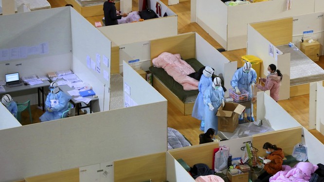 Bệnh viện khoang vuông ở Vũ Hán ngày càng có thêm nhiều giường trống do số bệnh nhân đã khỏi bệnh ngày càng nhiều, số bị bệnh mới ít đi (Ảnh: Reuters).