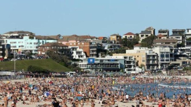 Bất chấp lệnh cấm tụ tập từ 500 người trở lên của chính phủ Australia, hàng ngàn người vẫn đổ ra bãi tắm ở Sydney (Ảnh: AFP).