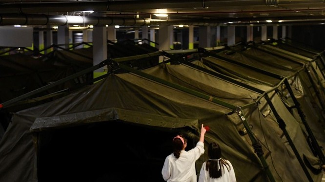 Hạ tầng cơ sở y tế của Tây Ban Nha thiếu thốn, quân đội đã được huy động dựng lều bạt để làm nơi chứa bệnh nhân (Ảnh: AP).