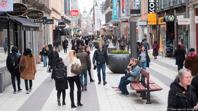 Trong khi các quốc gia châu Âu và trên thế giới đang thực hiện các biện pháp cách ly, hạn chế tiếp xúc để chống dịch thì ở Thụy Điển mọi hoạt động vẫn diễn ra bình thường. TRong ảnh đường phố thủ đô Stockholm hôm 1/4 (Ảnh: Getty).