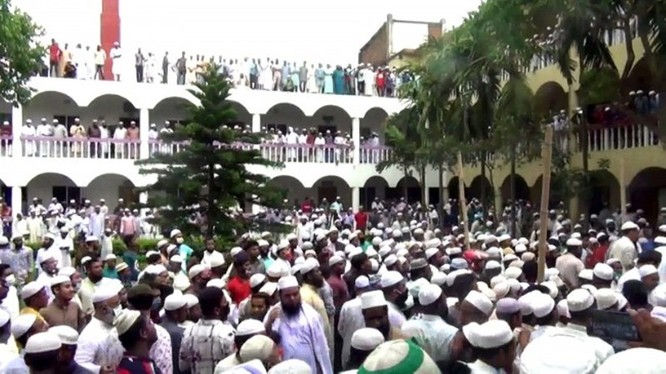 Bất chấp lệnh cấm tụ tập 5 người trở lên, 100 ngàn người Bangladesh đã tham dự lễ tang một giáo sĩ đạo Hồi gây nên lo ngại về vụ lây nhiễm lớn (Ảnh: creaders.net)