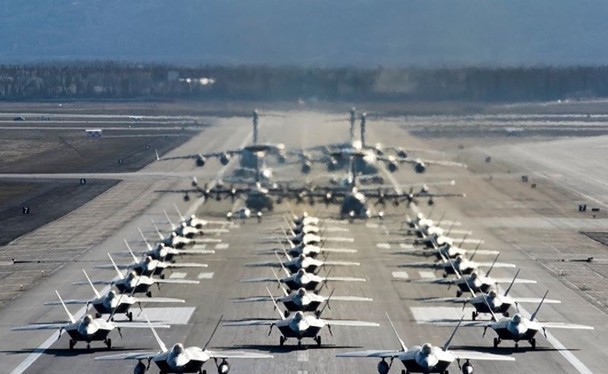 Cảnh 35 máy bay xếp hàng trên đường băng để chuẩn bị thực hiện chiến thuật "Elephant Walk" (Ảnh: DF).