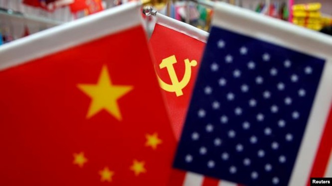 Quốc kỳ Trung Quốc, Mỹ và cờ đảng Trung Quốc được trưng bày tại một trung tâm thương mại ở tỉnh Chiết Giang (Ảnh: Reuters).