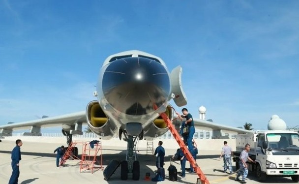 Hình ảnh được cho là chiếc H-6J trên sân bay Phú Lâm thuộc quần đảo Hoàng Sa (Ảnh: Đông Phương).