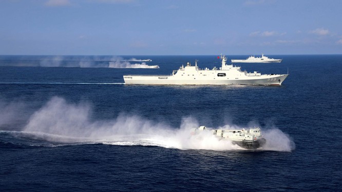 Các loại tàu chiến Trung Quốc diễn tập đổ bộ chiếm đảo ở vùng biển Hoàng Sa đầu tháng 7 (Ảnh: Đa Chiều).
