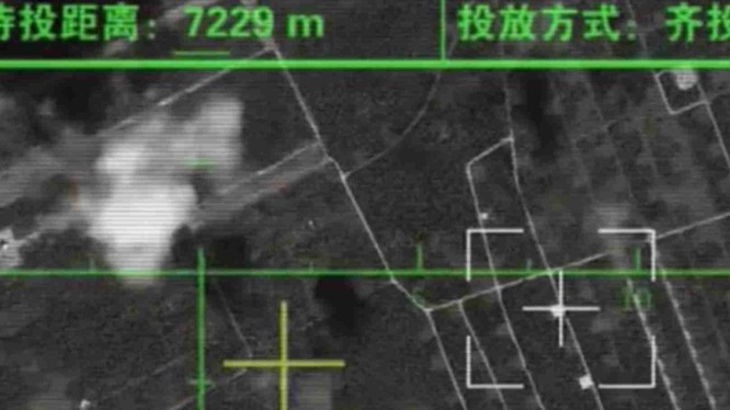 Hình ảnh phi công chiếc H-6K khóa mục tiêu sân bay đối phương chuẩn bị tấn công trong phim "Tên tôi là Chiến Thần" (Ảnh: Đa Chiều).