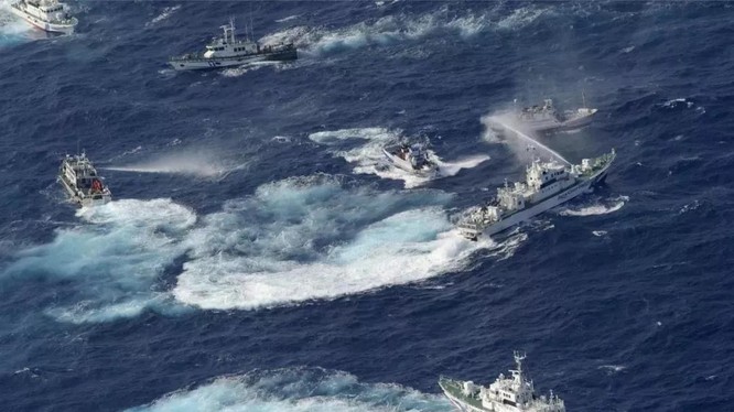 Tàu công vụ Nhật và Trung Quốc đụng độ nhau trên vùng biển Senkaku/Điếu Ngư (Ảnh: zhihu).