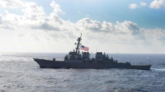 Tàu khu trục tên lửa USS Curtis Wilbur (DDG-54) - một trong hai tàu đi qua eo biển Đài Loan sáng 31/12 (Ảnh: Dongfang).