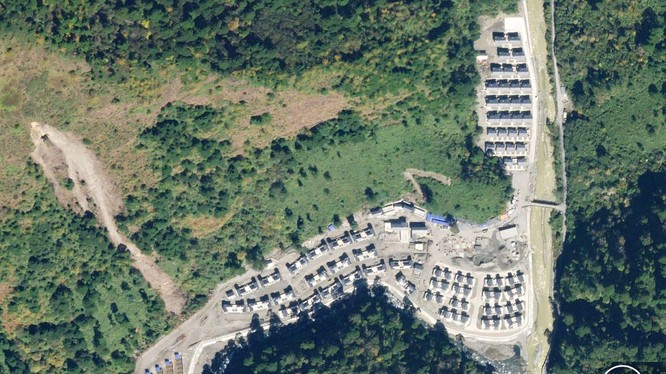 Ảnh vệ tinh chụp ngôi làng Trung Quốc xây dựng ở khu vực hai bên đang tranh chấp (Ảnh: NDTV).