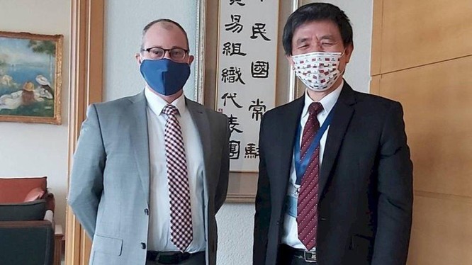 Đại biện lâm thời Mỹ David Bisbee đến Văn phòng đại diện Đài Loan tại WTO trao đổi công việc (Ảnh: Dongfang).
