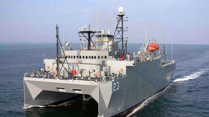 Tàu trinh sát Mỹ USNS Impeccable đang hoạt động ở vùng biển Hoàng Sa (Ảnh: Đông Phương).