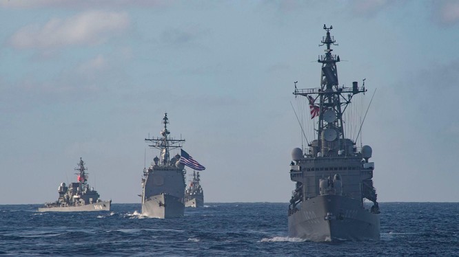 Các tàu chiến của hải quân Mỹ và Nhật Bản diễn tập cung hôm 28/2 (Ảnh: HĐ7).