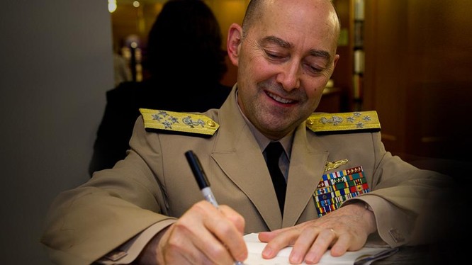 Đô đốc Mỹ về hưu James Stavridis, cựu Tư lệnh Liên minh NATO: quân đội Mỹ đang chuẩn bị tiến hành “chiến tranh du kích” với Trung Quốc trên Biển Đông (Ảnh: Sina).