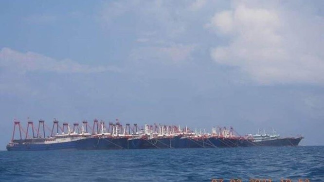 Một tốp tàu cá vỏ sắt của Trung Quốc đang neo đậu ở gần bãi Ba Đầu (Ảnh: Đông Phương).