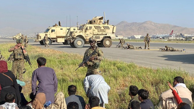 Quân đội Mỹ triển khai ở sân bay Kabul ngăn cản những người Afghanistan tràn vào đường băng, bảo vệ việc triệt thoái kiều dân và những người đã làm việc cho Mỹ (Ảnh: AP)