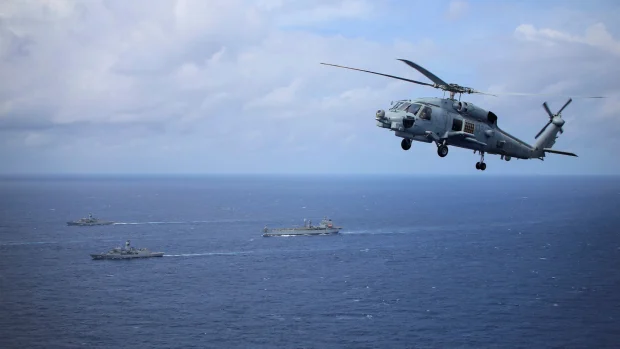 Các tàu chiến và trực thăng của Hải quân Australia hoạt động thực hiện tự do hàng hải trên Biển Đông hồi tháng 5/2021 (Ảnh: Financial Review).