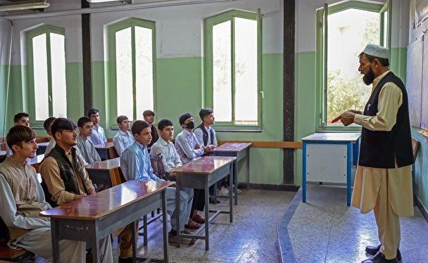  Ngày 18/9, học sinh từ lớp 7 đến 12 ở Afghanistan được đến trường, nhưng chỉ các học sinh nam, nữ không được nhắc đến (Ảnh: Getty).