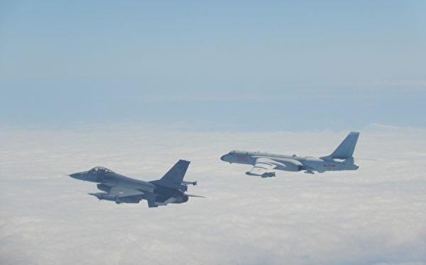 Máy bay tiêm kích F-16 của Đài Loan bay giám sát và xua đuổi máy bay ném bom H-6 của PLA (Ảnh: UDN).