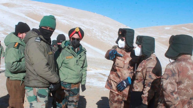  Lính Ấn Độ (trái) và Trung Quốc ở biên giới Ladakh tranh cãi về khu vực tranh chấp (Ảnh: Dwnews).