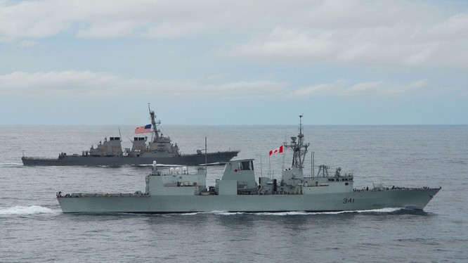 Hai tàu chiến của Mỹ và Canada lần đầu tiên phối hợp đi xuyên qua eo biển Đài Loan (Ảnh: Dwnews).
