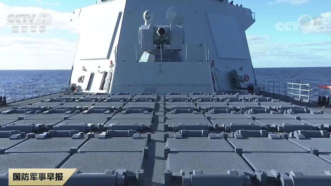 Hệ thống phóng tên lửa thẳng đứng trên tàu Type 055 Nam Xương (Ảnh: CCTV).