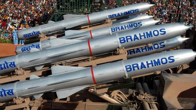 Ấn Độ có kế hoạch triển khai tên lửa siêu thanh BrahMos tới khu vực biên giới có tranh chấp với Trung Quốc (Ảnh: Indiatoday). 