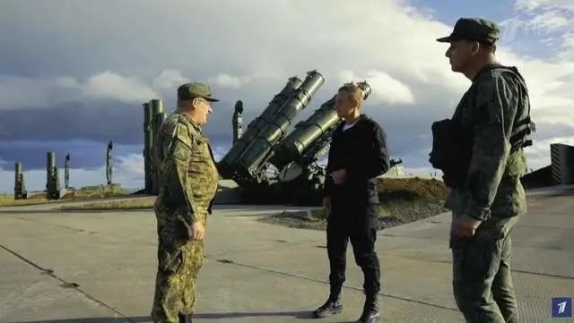 Đài Truyền hình Nga lần đầu tiên công khai hình ảnh trận địa tên lửa đánh chặn S-300V4 trên đảo Kunashir đang tranh chấp với Nhật (Ảnh: QQ).