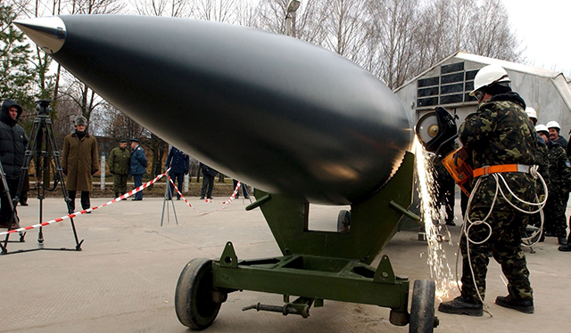 Ukraine tự phá hủy các tên lửa liên lục địa dưới sự giám sát của các chuyên gia Mỹ (Ảnh: Sohu).