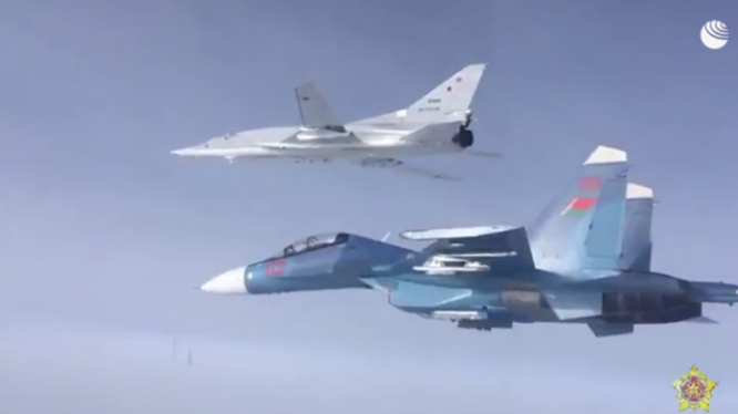 Mày bay ném bom tầm xa TU-22M# của Nga (trên) bay tuần tra chung với máy bay Belarus (Ảnh: QQ).