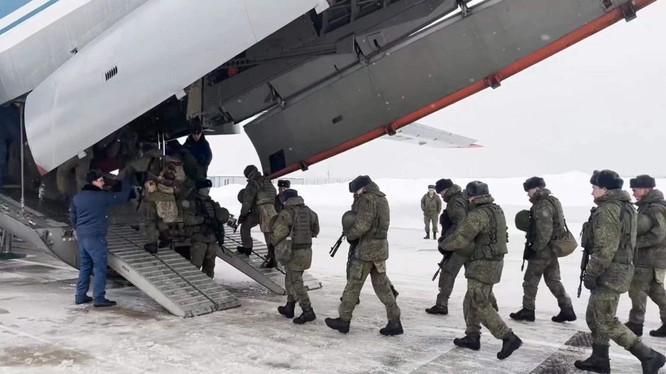 Binh sĩ Nga lên máy bay tới Kazakhstan hôm 6/1 (Ảnh: Reuters).