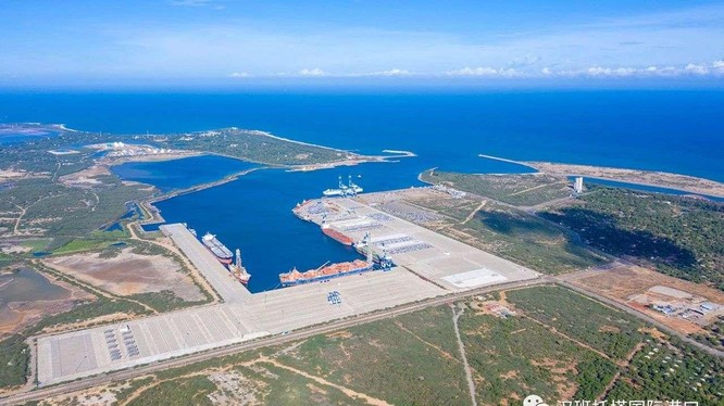 Cảng Hambantota được chính phủ Sri Lanka cho một công ty Trung Quốc thuê 99 năm để gán nợ (Ảnh: Toutiao).