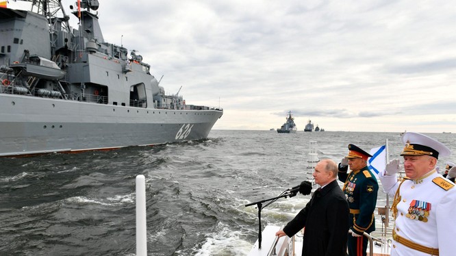 Tổng thống Putin duyệt binh trên biển nhân Ngày Hải quân Nga (Ảnh: AP).