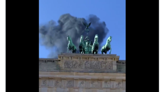 Hình ảnh Cổng Brandenburg bị đánh bom trong video (Ảnh: QQ).